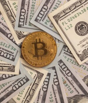 Former IMF Chief Economist: Bitcoin Undermines Dollar Hegemony in $25 Trillion Shadow Economy