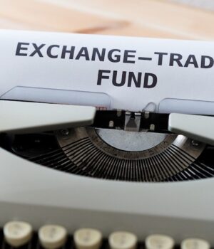 Spot Crypto ETF Filings for XRP, SOL, DOGE Among Those With Overwhelming SEC Approval Odds: Bloomberg